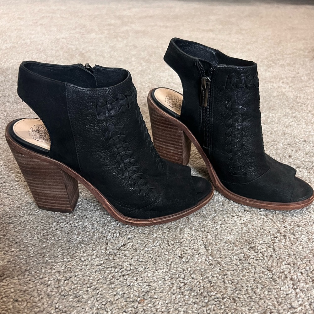 VINCE CAMUTO "KATRI" WOVEN BLACK LEATHER
PEEP TOE BOOTIE Size 7